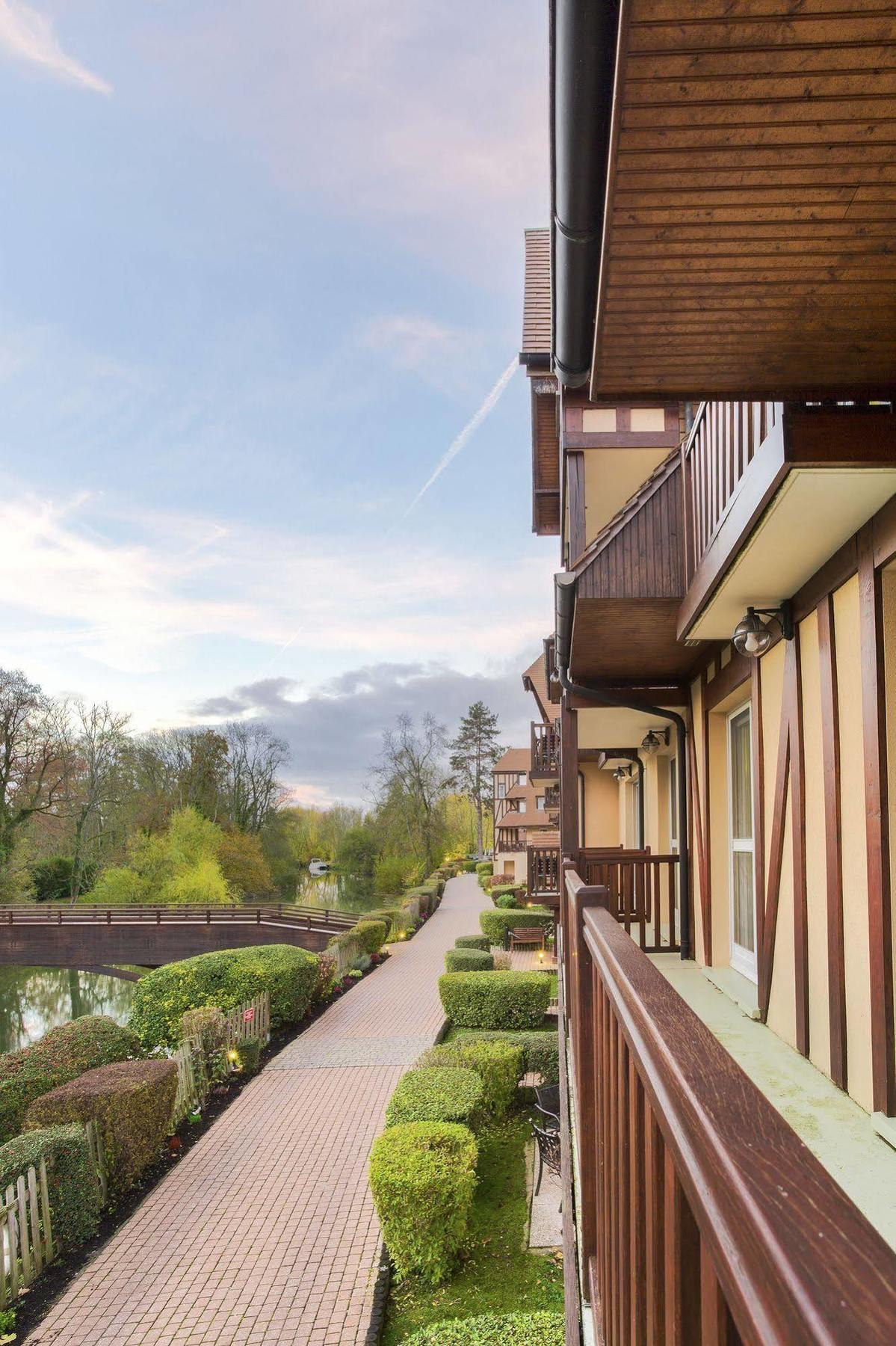 Karma Manoir Des Deux Amants Aparthotel Connelles Buitenkant foto