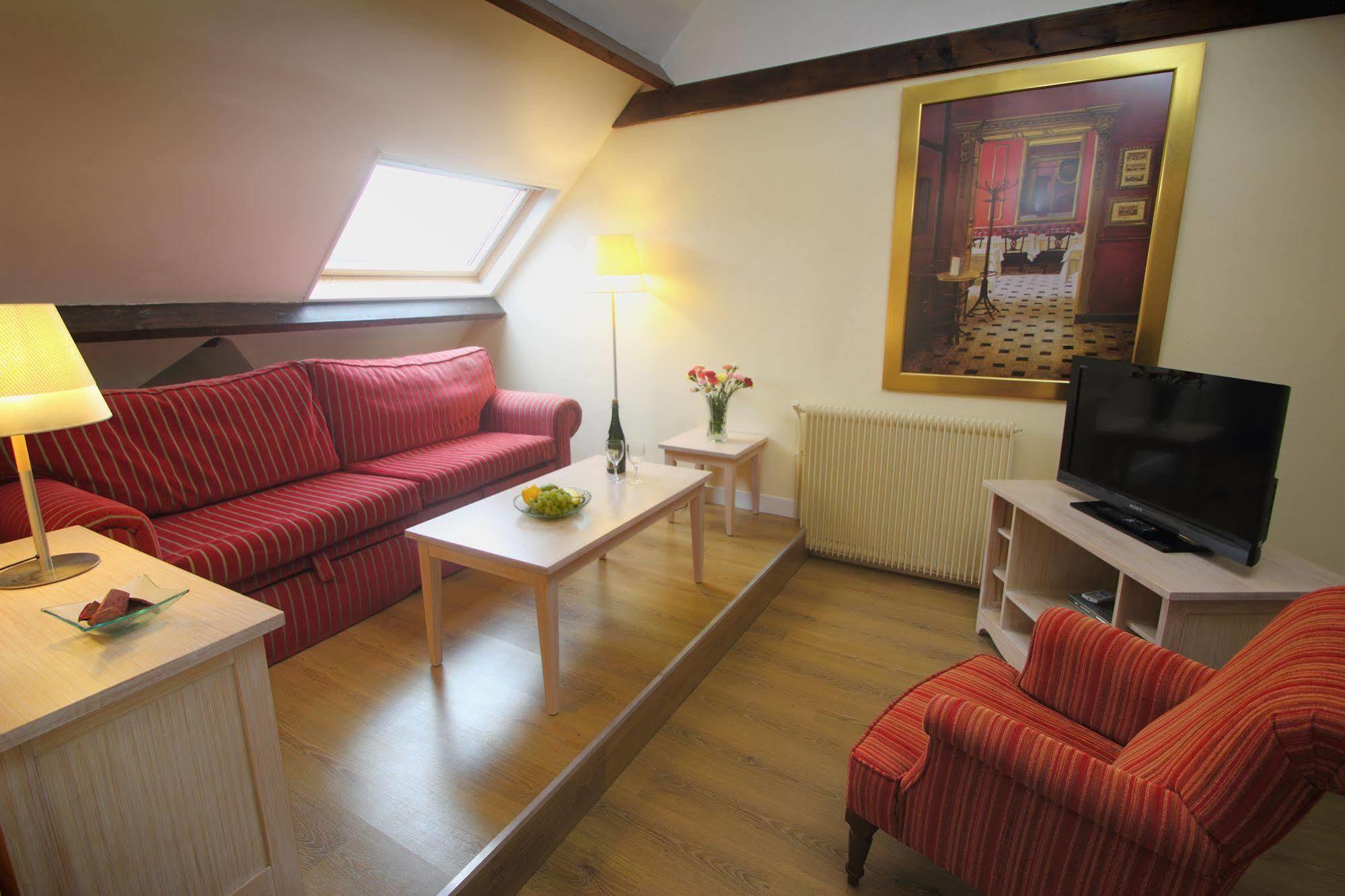 Karma Manoir Des Deux Amants Aparthotel Connelles Buitenkant foto