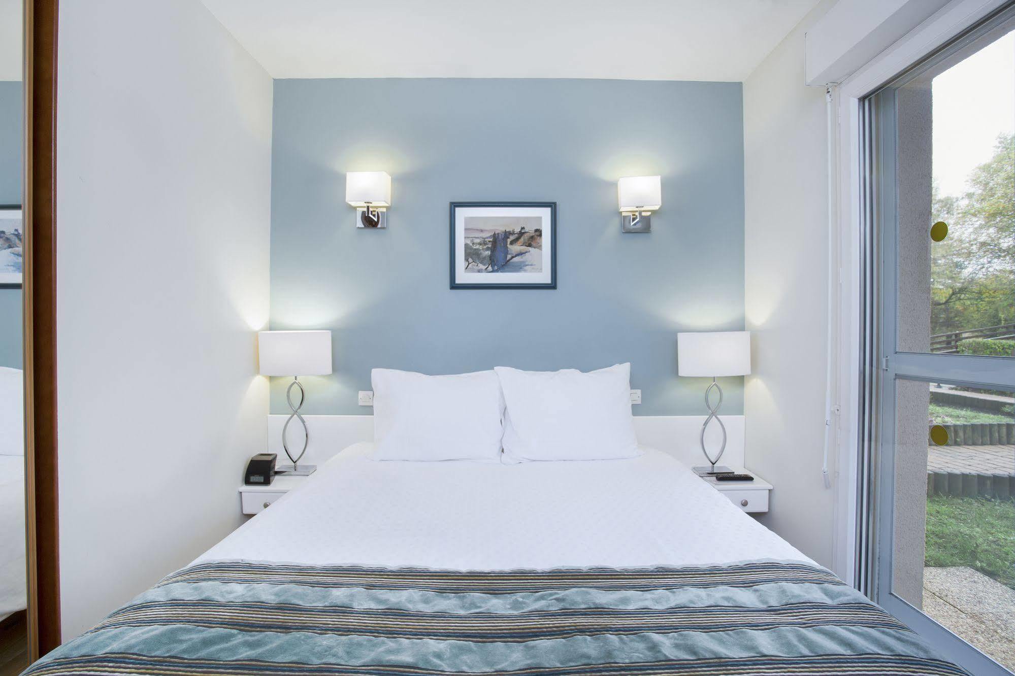 Karma Manoir Des Deux Amants Aparthotel Connelles Buitenkant foto