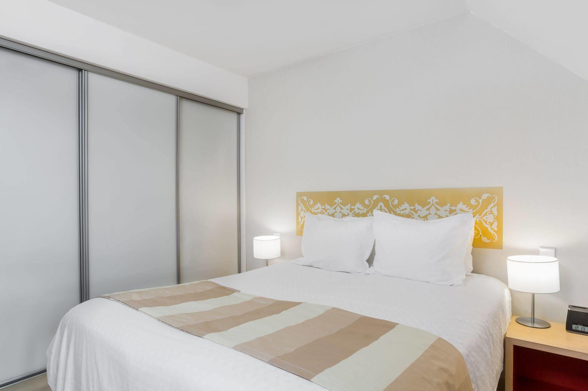 Karma Manoir Des Deux Amants Aparthotel Connelles Buitenkant foto