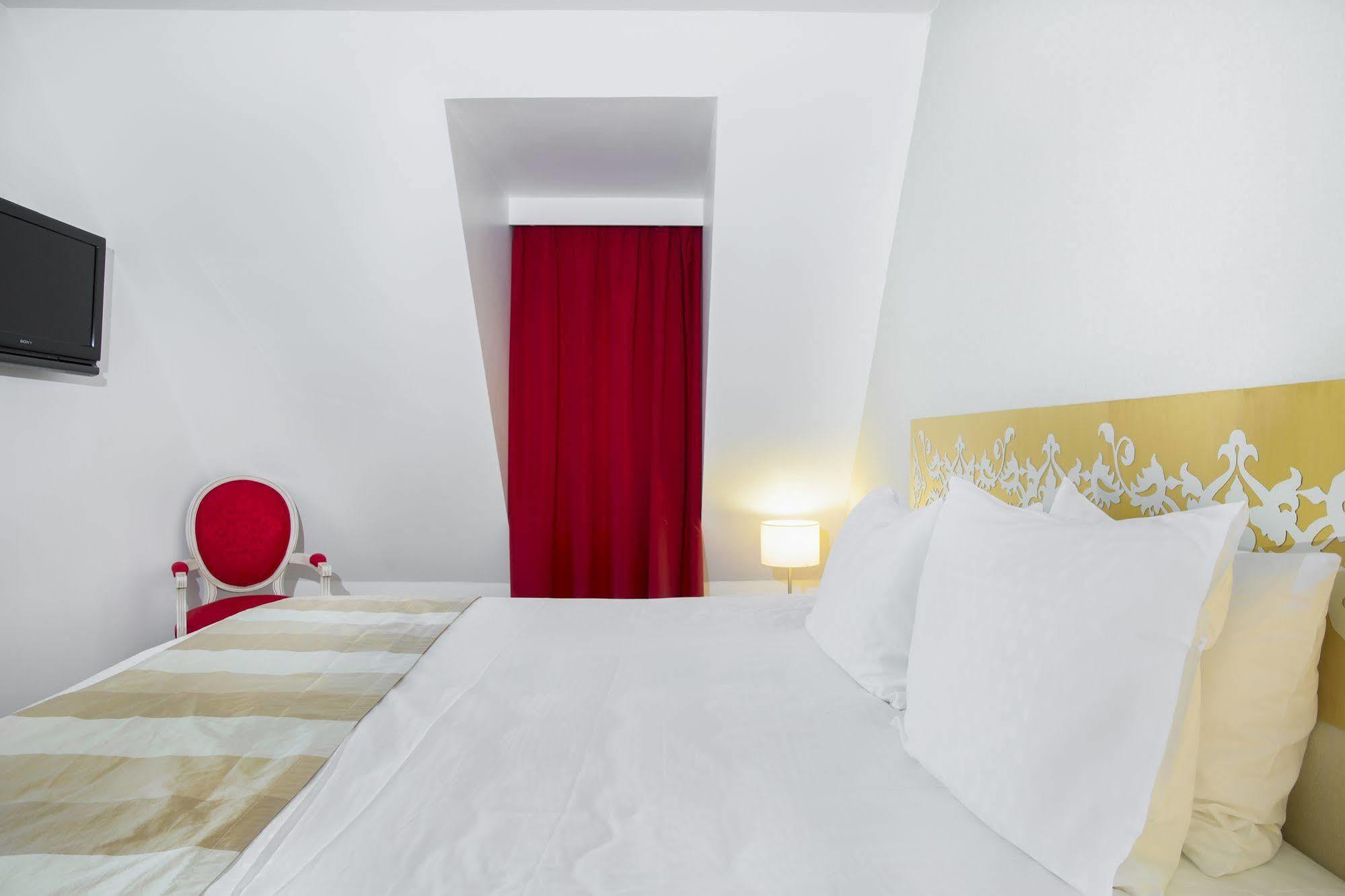 Karma Manoir Des Deux Amants Aparthotel Connelles Buitenkant foto