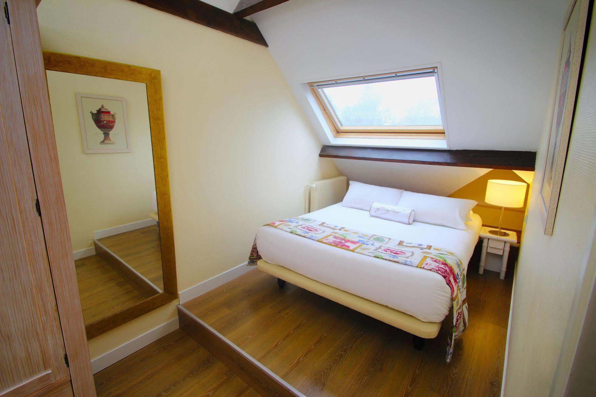 Karma Manoir Des Deux Amants Aparthotel Connelles Buitenkant foto