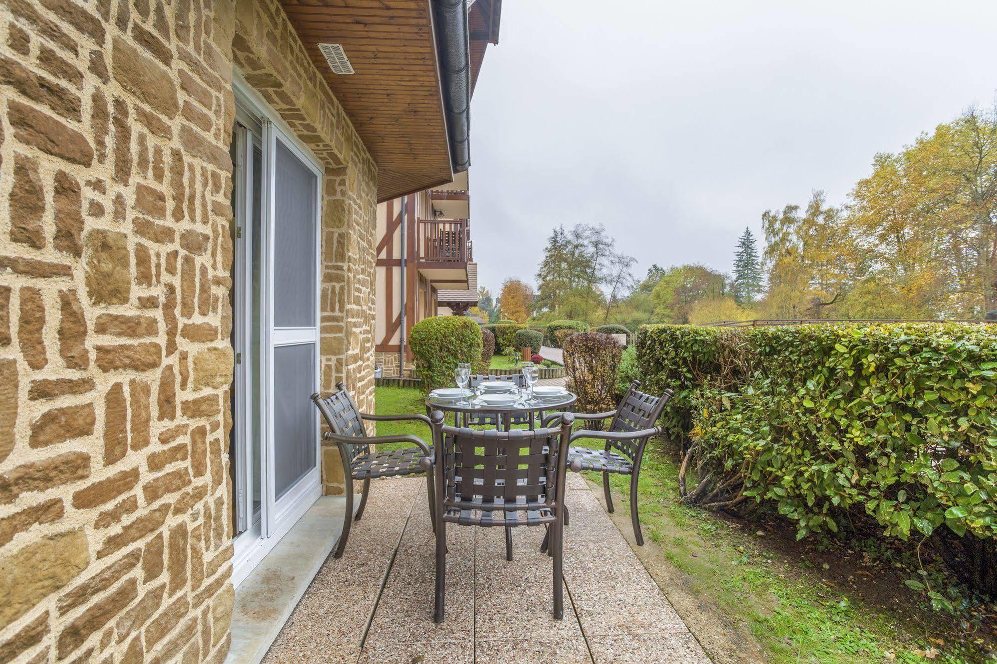 Karma Manoir Des Deux Amants Aparthotel Connelles Buitenkant foto